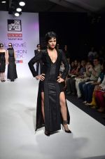 Mandira Bedi walk the ramp for So Fake Talent Box show at Lakme Fashion Week Day 2 on 4th Aug 2012 (7).JPG